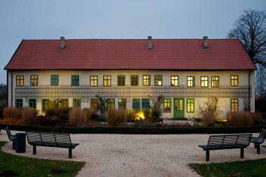 Stimmungsvoll präsentiert sich das Herrenhaus der Glashütte Gernheim zur "Blauen Stunde".<br>Foto: LWL