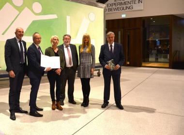 Tatjana Doll (3.v.l.) freut sich über den Konrad-von-Soest-Preis 2018. Mit ihr freuen sich LWL-Kämmerer Dr. Georg Lunemann (v.l.), LWL-Direktor Matthias Löb, Dieter Gebhard, Vorsitzender der Landschaftsversammlung, LWL-Kulturdezernentin Dr. Barbara Rüschoff-Parzinger und Dr. Hermann Arnhold, Direktor des LWL-Museums für Kunst und Kultur.<br>Foto: LWL/Frey