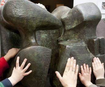 Das LWL-Museum für Kunst und Kultur lädt am Dienstag (5.3.) zum Kunstgespräch ein. Dieses richtet sich auch an blinde Menschen und Menschen mit Sehbehinderung, denn vor allem der Tastsinn der Besucher ist gefragt.<br>Foto: LWL / Hanna Neander