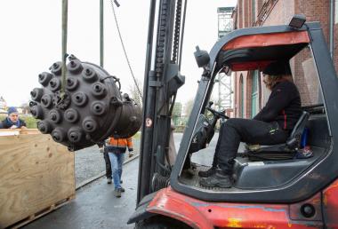 Ankunft der Brennkammer einer V2-Rakete auf der Zeche Zollern.<br>Foto: LWL/Hudemann