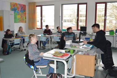Im Unterricht kommuniziert Jahan Daschty mit seinen Schülern hauptsächlich in Lautsprache, doch Gebärdensprache ist auch erlaubt.<br>Foto: LWL/Rütershoff