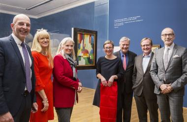 Freuen sich über die Übergabe des Macke-Bildes: (v.l.) Dr. Georg Lunemann, Erster Landesrat LWL; Dr. Barbara Rüschoff-Parzinger, LWL-Kulturdezernentin; Isabel Pfeiffer-Poensgen, Ministerin für Kultur und Wissenschaft NRW; Dr. Tanja Pirsig-Marshall, Kuratorin für die Moderne; Dr. Hermann Arnhold, Museumsdirektor; Matthias Lückertz, Vorsitzender der Freunde des LWL-Museums für Kunst und Kultur; Prof. Dr. Frank Druffner, stellv. Generalsekretär Kulturstiftung der Länder.<br>Foto: LWL/Hanna Neander