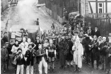 Karneval wurde und wird auch in Westfalen ausgelassen gefeiert wie hier 1925 in Beverungen (Kreis Höxter). Weltliche und geistliche Obrigkeit versuchten das oft einzuschränken, allerdings mit wenig Erfolg.<br>Foto: LWL-Volkskundearchiv