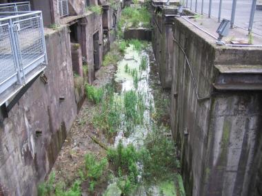 Wasser sammelt sich auch im Graben vor den ehemaligen Bunkern der Henrichshütte.<br>Foto: LWL/Hudemann