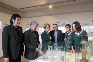 Freuen sich über die Fertigstellung der neuen Abteilung (v.l.n.r.): Stadtrat Michael Pavlicic, Museumsleiter Dr. Martin Kroker, Stadtarchäologin Dr. Sveva Gai, Landesarchäologe Prof. Dr. Michael Rind, Diplom-Designerin Catherine François und wissenschaftliche Volontärin Sarah Coesfeld.<br>Foto: LWL/J. Schubert
