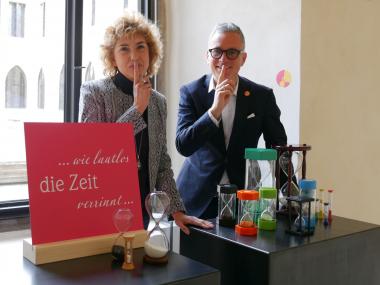 Kleine Ruhepause: Museumsdirektor Dr. Ingo Grabowsky und die musemspädagogische Referentin Dr. Christiane Wabinski freuen sich auf zwölf Mitmach-Stationen bei der neuen Veranstaltung "Tag des Schweigens" im Kloster Dalheim.<br>Foto: LWL/Kristina Schellenberg