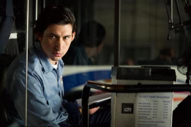 Der ruhige und kreative Paterson, gespielt von Adam Driver, beobachtet und verarbeitet im gleichnamigen Film seinen Alltag als Busfahrer in Gedichten.<br>Foto: © Weltkino