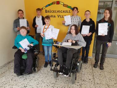 Sie nahmen an der Kreismeisterschaft im Kopfrechnen teil: (v.l.) Martin Spellerberg, Louis Ballering, Mika Jasper, Jan-Niklas Finke, Till Sörgel, Jana Tappendorf, Jens Kerkeling, Willem Steege (auf dem Foto fehlt Bastian Booms).<br>Foto: Brückenschule/LWL