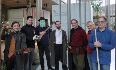 Museumspädagoge Dr. Michael Lagers (rechts außen) stellt einige der Künstler für die Museumsnacht vor: (v.l.n.r.) Newt Scamander alias Kai Bernhard, Leiter des Spielezentrums in Herne Thomas Moder, Spielmann Michel alias Michael Völkel, Sam Greb alias Michael Masberg sowie die Midgard-Rollenspieler Michael Schneider und Bernd Lehnhoff.<br>Foto: LWL/J. Schubert