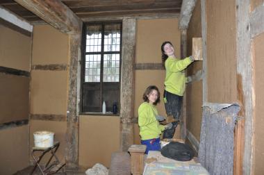 Leonie Simon (links) und Mona Baumgart möchten ihre Arbeitskraft für die Erhaltung wertvollen Kulturguts einbringen und arbeiten im Rahmen ihres FSJs derzeit im LWL-Freilichtmuseum Detmold.<br>Foto: LWL