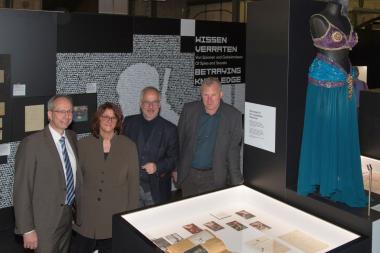 LWL-Direktor Matthias Löb, Projektleiterin Anja Hoffmann, Museumsdirektor Dirk Zache und Kurator Dr. Georg Eggenstein in der Spionageabteilung der Ausstellung "Alles nur geklaut?".<br>Foto: LWL/Hudemann 