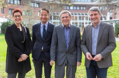 LWL-Jugenddezernentin Birgit Westers, NRW-Familienstaatssekretär Andreas Bothe, Abteilungsleiter im NRW-Familienministerium Manfred Walhorn und LVR-Jugenddezernent Lorenz Bahr.<br>Foto: Guido Schiefer