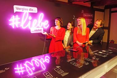"Vergiss die #liebe nicht!"<br>  (v. l.) Die Künstlerin Luise Loué, Ausstellungskuratorin Janina Raub, LWL-Kulturdezernentin Dr. Barbara Rüschoff-Parzinger und LWL-Museumsdirektor Prof. Dr. Jan Carstensen stellten das neue Themenjahr im LWL-Freilichtmuseum Detmold vor, das am 2. April startet.<br>Foto: LWL/Jähne
