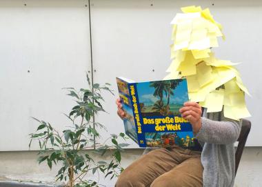 Florian Toperngpong versucht, innerhalb einer Woche sein gesamtes Wissen auf Post-ist zu schreiben.<br>Foto: Toperngpong