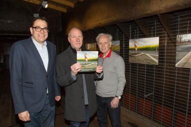 Dr. Arnulf Siebeneicker, Udo Kreikenbohm und Rainer Büscher (v.l.) vom Förderverein bei der Vorstellung der Ausstellung "Berührte Landschaften" im Lastraum der "Ostara".<br>Foto: LWL/Hudemann