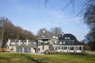 Von Henry van de Velde 1908 erbaut, von Karl Ernst Osthaus bewohnt, von Walter Gropius besucht: der Hohenhof in Hagen, "Kreuzpunkt der Moderne".<br>© Tobias Roch, Hagen 