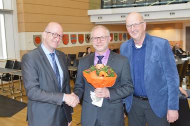 LWL-Maßregelvollzugsdezernent Tilmann Hollweg (li.) und LWL-Krankenhausausschuss-Vorsitzender Josef Geuecke (CDU, re.) gratulierten Hubertus Gerlach zum neuen Amt.<br>Foto: LWL/Fechtner