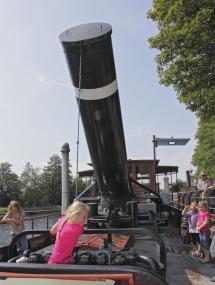Schiffsjungen bei der Arbeit an Deck im LWL-Industriemuseum Schiffshebewerk Henrichenburg.<br>Foto: LWL/ Hudemann
