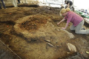 Einer der freigelegten eisenzeitlichen Öfen auf der Ausgrabung. Vorne befindet sich das Fundament des Schürkanals an den sich der runde Ofengrundriss anschließt.<br>Foto: Deutsches Bergbau-Museum Bochum/Dominic Bachmann
