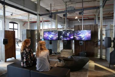 Eine Video- und Soundinstallation steht im Zentrum der Aus-stellung. Mehrere Lautsprecher und digitale Technik sorgen für ein räumliches Klangerlebnis.<br>Foto: LWL/Hudemann