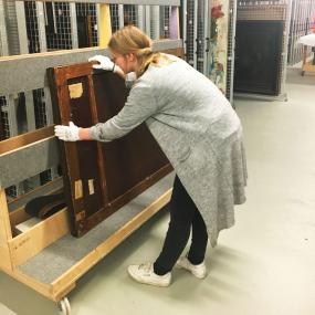 Die Provenienzforscherin Eline van Dijk gewährt am Mittwoch (10.4.) Einblicke in ihre Arbeit.<br>Foto: LWL