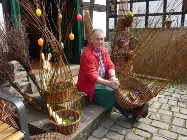 Korbflechter Edmund Gehrlein aus Westheim in der Pfalz verlegt seine Korbflechterei während der Osterzeit ins LWL-Freilichtmuseum Hagen.<br>Foto: LWL