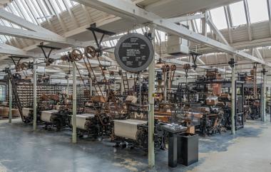 Die Weberei des Textilwerks Bocholt entdecken Hörende und Hörgeschädigte bei einer inklusiven Führung.<br>Foto: LWL/Holtappels