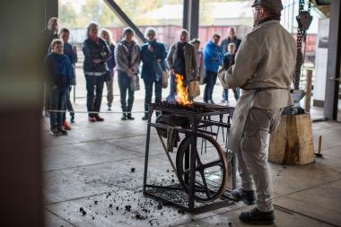 Auch Schmiede-Vorführungen gehören zum Erlebnistag im LWL-Industriemuseum Zeche Zollern.<br>Foto: LWL/Harms