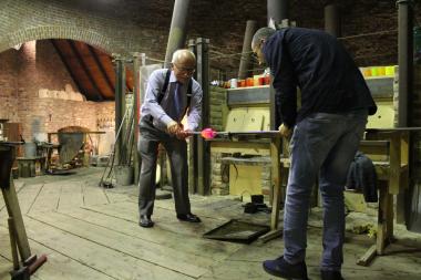 Besucher können selbst erfahren wie schwierig es ist, mundgeblasenes Glas herzustellen.<br>Foto: LWL/Penning 