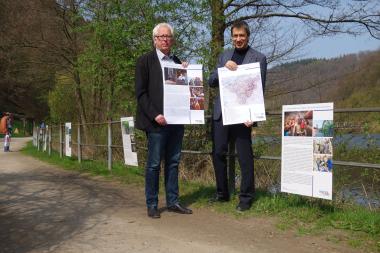 Die WEL-Wanderausstellung macht Station im LWL-Freilichtmuseum Hagen, LWL-Museumsleiter Dr. Uwe Beckmann (l.) und WEL-Vorsitzender Stephan Sensen stellen sie vor.<br>Foto: LWL
