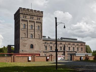 Über ihre Erfahrungen berichten ehemalige türkische Bergmänner auf der Zeche Hannover, hier in einer Aufnahme von Bernd Langmack aus der Ausstellung "Bilder nach der Kohle".<br>Foto: Bernd Langmack