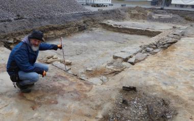 Grabungstechniker Udo Granzin untersucht die Grundmauern des neu entdeckten Gebäudes.<br>Foto: LWL/S. Spiong
