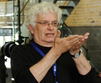 Der gehörlose Ingenieur Reiner Miebach begleitet den Ausstellungs-Rundgang in Gebärdensprache.<br>Foto: LWL/ Hudemann