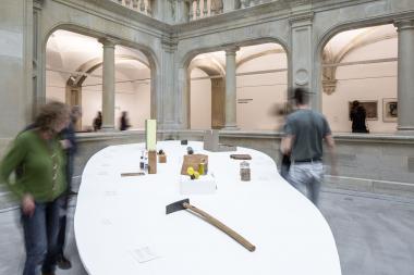 Blick in die Ausstellung "Hülle und Kern. Multiples von Joseph Beuys", die bis zum 29. September im Lichthof des Museums zu sehen ist.<br>Foto: LWL/Christoph Steinweg