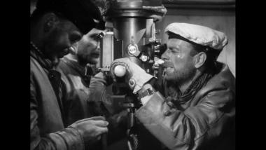 Ausschnitt aus dem Film "U-Boote westwärts!": Der Kommandant des deutschen U-Boots (gespielt von Herbert Wilk) am Periskop.<br>Foto: LWL/Hudemann