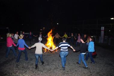 Kreistänze ums Feuer gehören zur Walpurgisnacht in der Henrichshütte.<br>Foto: Luttmann-Paffrath