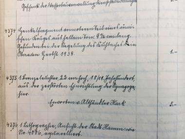 Zum Erstcheck gehört auch die Sichtung der Inventarbücher.<br>Foto: LVR / Heckötter