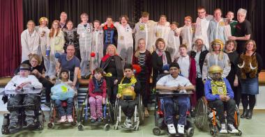 Großen Applaus erhielten die Schülerinnen und Schüler der LWL-Regenbogenschule in Müns-ter für ihr Theaterprojekt, in dem sie sich mit "Affenzahn durch Raum und Zeit" spielten.<br>Foto: R. Emmerich    