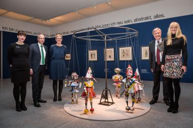 Über die Ausstellungseröffnung freuen sich (v.l.n.r.) Kuratorin Kristin Bartels, LWL-Direktor Matthias Löb, Kuratorin Dr. Tanja Pirsig-Marshall, Hermann Arnhold, Direktor des LWL-Museums für Kunst und Kultur und Dr. Barbara Rüschoff-Parzinger, LWL-Kulturdezernentin Neben der Arbeit von Marcel Dzama, Merry go round #2 von 2011, aus der Sammlung Monika Schnetkamp, Düsseldorf, © Marcel Dzama, 2018.<br>Foto: LWL/Christoph Steinweg