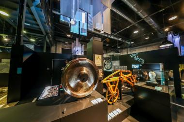 Blick in den Ausstellungsbereich zur technologischen Entwicklung des Rads.<br>Foto: LWL / Schütze 