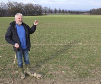 Der glückliche Finder Michael Becker zeigt stolz seinen steinzeitlichen Sensationsfund.<br>Foto: M. Becker