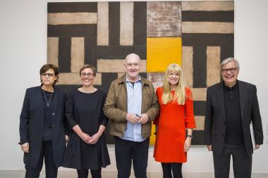 Der Künstler Sean Scully (Mitte) stellte im LWL-Museum für Kunst und Kultur seine Ausstellung "Vita Duplex" vor: Prof. Dr. Pia Müller-Tamm, Direktorin der Staatlichen Kunsthalle Karlsruhe, Kuratorin Dr. Tanja Pirsig-Marshall, LWL-Kulturdezernentin Dr. Barbara Rüschoff-Parzinger, Museumsdirektor Dr. Hermann Arnhold (v. l.).<br>Foto: LWL/Hanna Neander