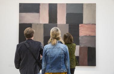 Sean Scullys abstrakte Kunst wird in der Slow-Art-Tour des LWL-Museums für Kunst und Kultur besonders intensiv betrachtet.<br>Foto: LWL/Hanna Neander