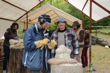 Christina Claßen (r.) leitet den Bildhauerkurs auf der Zeche Nachtigall.<br>Foto: LWL 