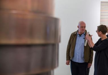 Die Kuratorin Dr. Tanja Pirsig-Marshall - hier zusammen mit dem Künstler Sean Scully - hält im LWL-Museum für Kunst und Kultur einen Vortrag über "Die Welt des Sean Scul-ly".<br>Foto: LWL/Neander