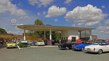 Poliert und herausgeputzt - Oldtimer an der Tankstelle des LWL-Freilichtmuseums Detmold.<br>Foto: LWL/Jähne