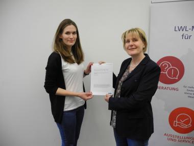 Dr. Ulrike Gilhaus und Kim Oesterwinter vom LWL-Museumsamt präsentieren die Übersicht über Fördermittelgeber für Museen.<br>Foto: LWL