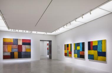 Sean Scullys abstrakte Kunst wird in der Slow-Art-Tour des LWL-Museums für Kunst und Kultur besonders intensiv betrachtet.<br>Foto: LWL/Hanna Neander