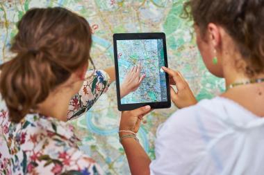 Schülerinnen mit Tablet und der App BIPARCOURS.<br>Foto/Andreas Weinhold/Bildungspartner NRW