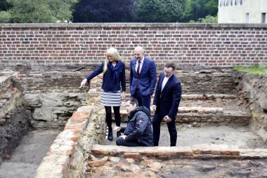 Ließen sich von Wolfram Essling-Wintzer (u.) über die Ausgrabungen auf Burg Hülshoff informieren: Dr. Barbara Rüschoff-Parzinger, Dr. Georg Lunemann und Dr. Jörg Albrecht (v.l.)<br>Copyright Natalie Lindner